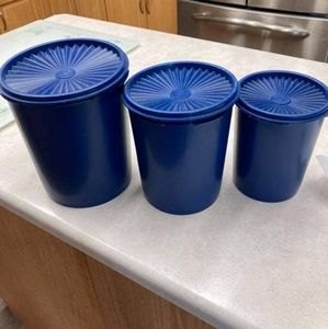 Vintage nesting Tupperware